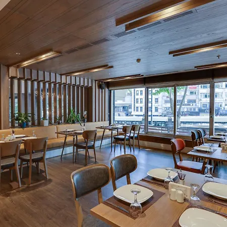 Отель Ramada By Wyndham Old 4*