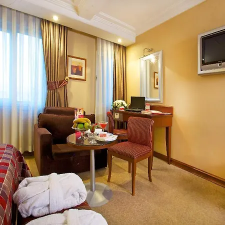 Ramada By Wyndham Old Отель
