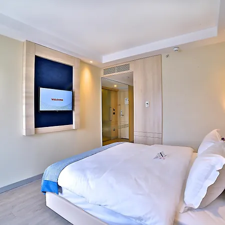 호텔 Ramada By Wyndham Old 4*