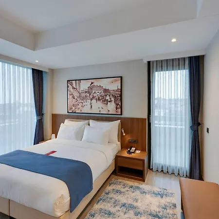 호텔 Ramada By Wyndham Old 4*