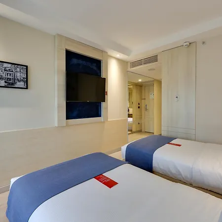 Ramada By Wyndham Old 호텔 4*