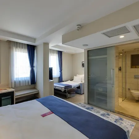 Ramada By Wyndham Old מלון 4*