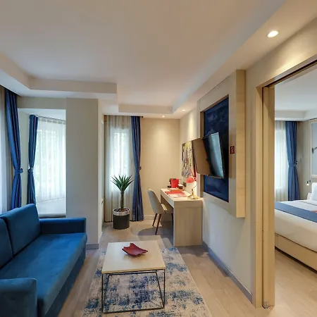 Hotel Ramada By Wyndham Old 4*