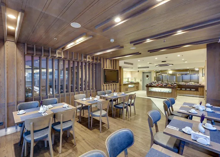 Отель Ramada By Wyndham Old