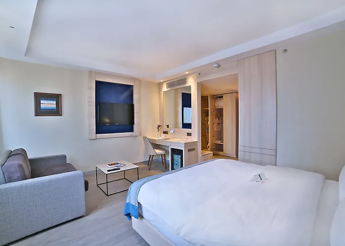 Ramada By Wyndham Old Отель